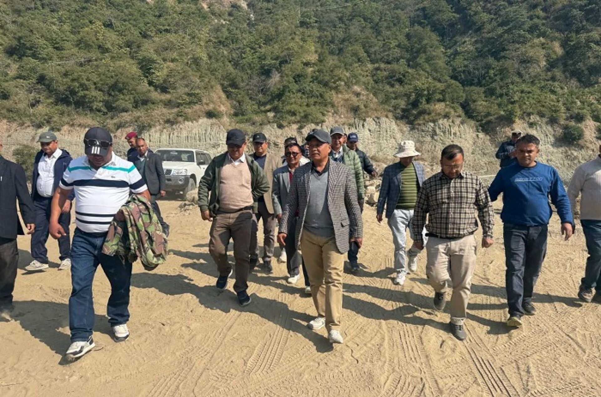 वीपी राजमार्गको पुनर्निर्माण धमाधम, बर्खाअघि नै सक्न मन्त्री घिसिङको निर्देशन